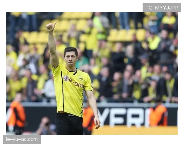 莱万多夫斯基肩伤或致赛季表现受影响，球队备战策略面临调整