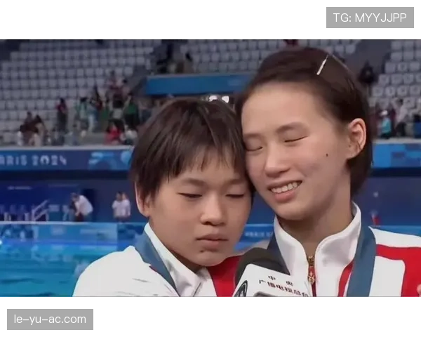 陈芋汐训练完随手啃鸡腿的样子，真不像个管住嘴的奥运冠军